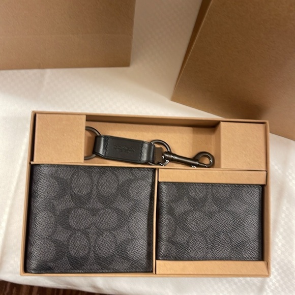 COACH | Men’s Wallet. Gift Set, Coach Box, & Store Bag. Gift ready. - Picture 4 of 11
